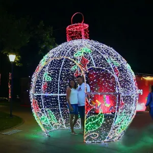 Figura de Natal Luminosa com Passagem - Bola de Natal Gigante Modelo Garden 3D
