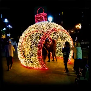 Figura de Natal Luminosa com Passagem - Bola de Natal Gigante Modelo Inclinada 3D