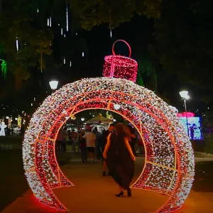 Figura de Natal Luminosa com Passagem - Bola de Natal Gigante Modelo Inclinada 3D
