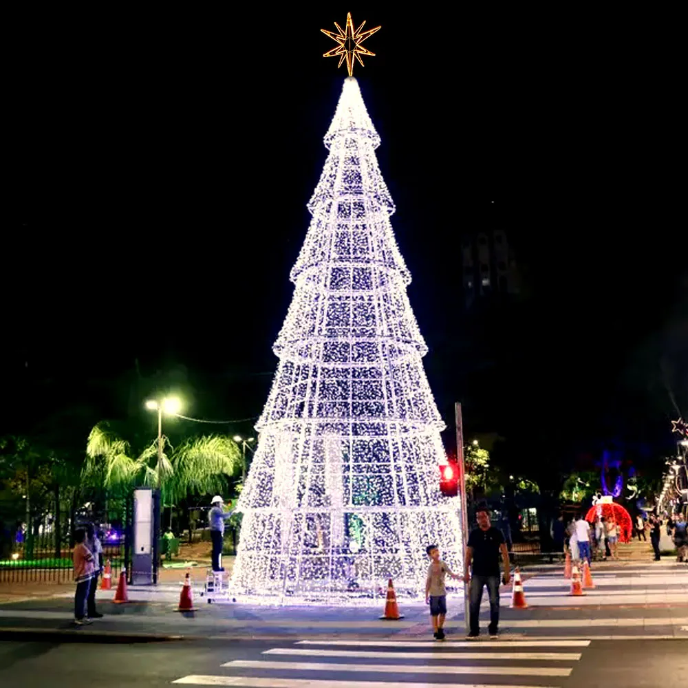 Árvore de Natal Luminosa Gigante LED Fabricada em Estrutura Metálica - Araucária