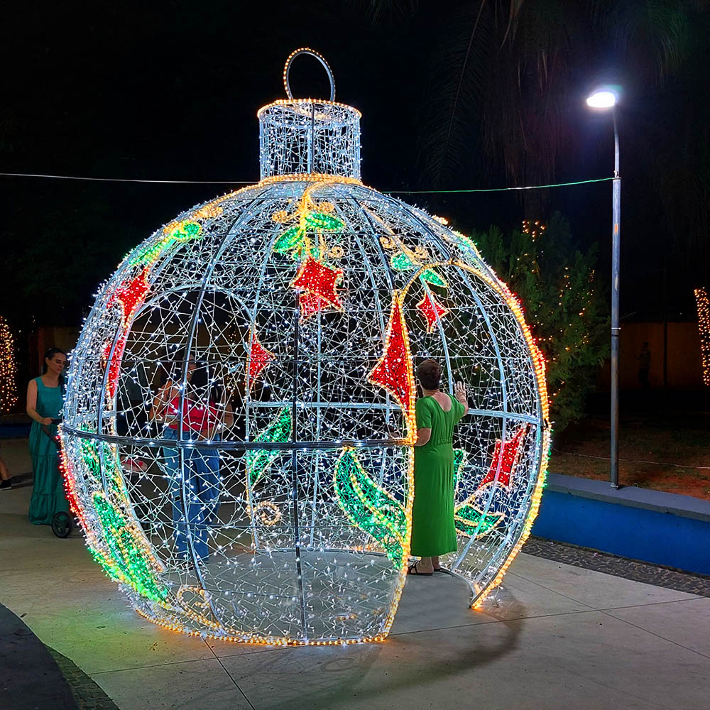 Figura de Natal Luminosa com Passagem - Bola de Natal Gigante Modelo Garden 3D