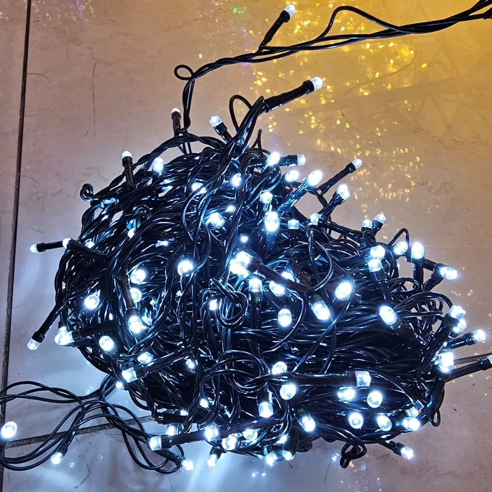 Pisca de Natal 300 LED 8 Funções com Memória Luz Branco Frio, Fio Verde Ø1,6 mm IP44 Uso Externo 30 Metros
